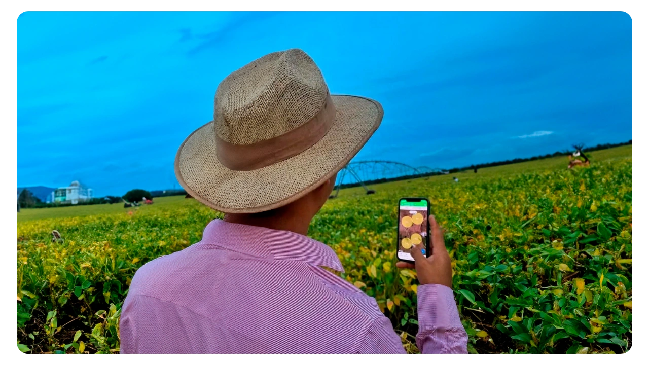 Aegro em qualquer aparelho e lugar. App móvel do Aegro sendo usado no campo pelo produtor.