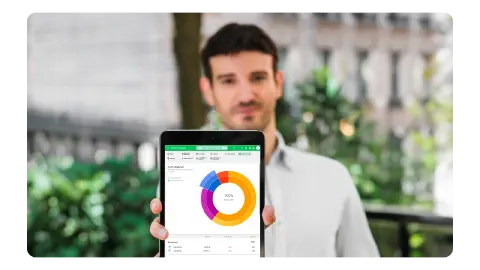 Gestão contábil eficiente com Aegro. Contador analisando dados financeiros no computador com software Aegro.