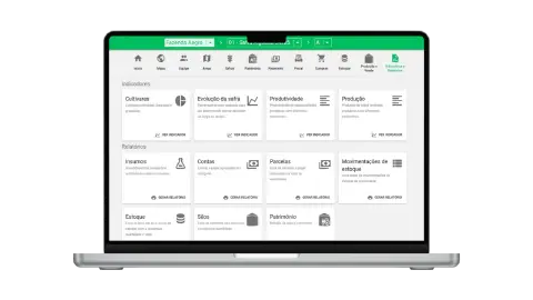 Produtor anotando tarefas agrícolas com o Aegro.