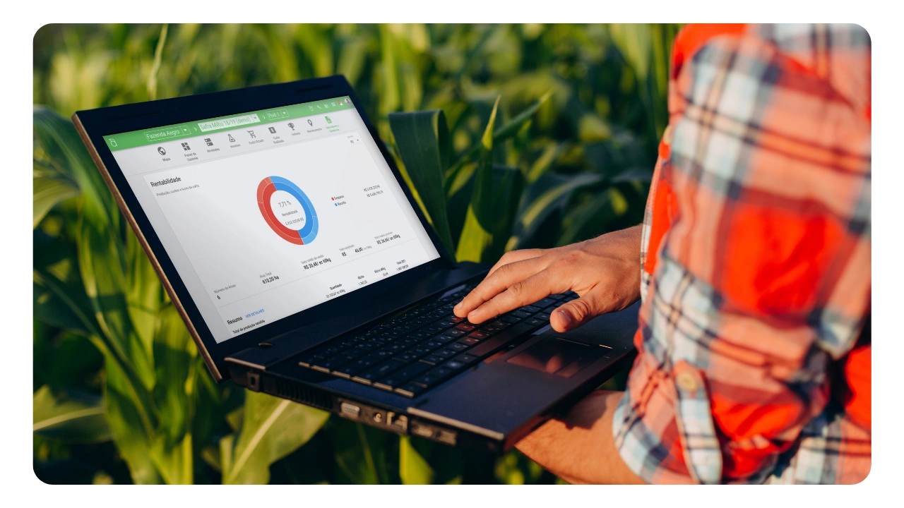 Consultor agronômico com Aegro. Consultor agronômico usando o Aegro na lavoura.