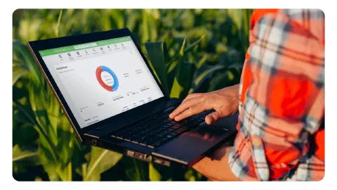 Consultor agronômico com Aegro. Consultor agronômico usando o Aegro na lavoura.